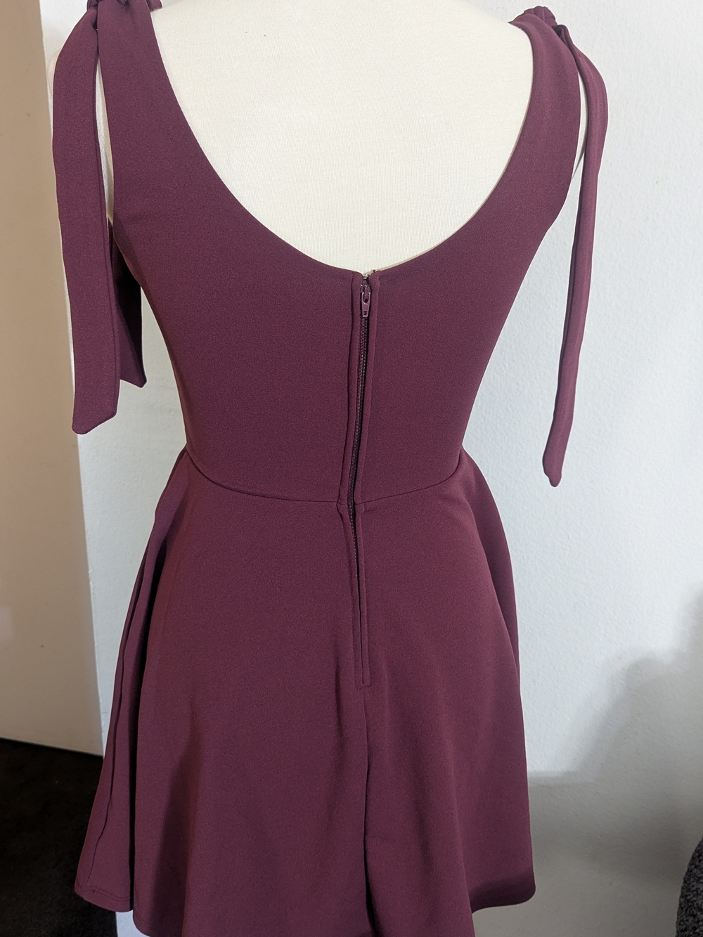 Mi Ami Francesca’s Burgundy Tie Shoulder Skater Mini Dress Size S - Picture 4 of 7